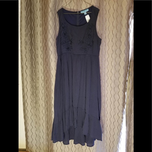 Dina Be Sleeveless Dress - Picture 1 of 4